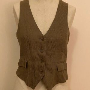 Light brow and green vest